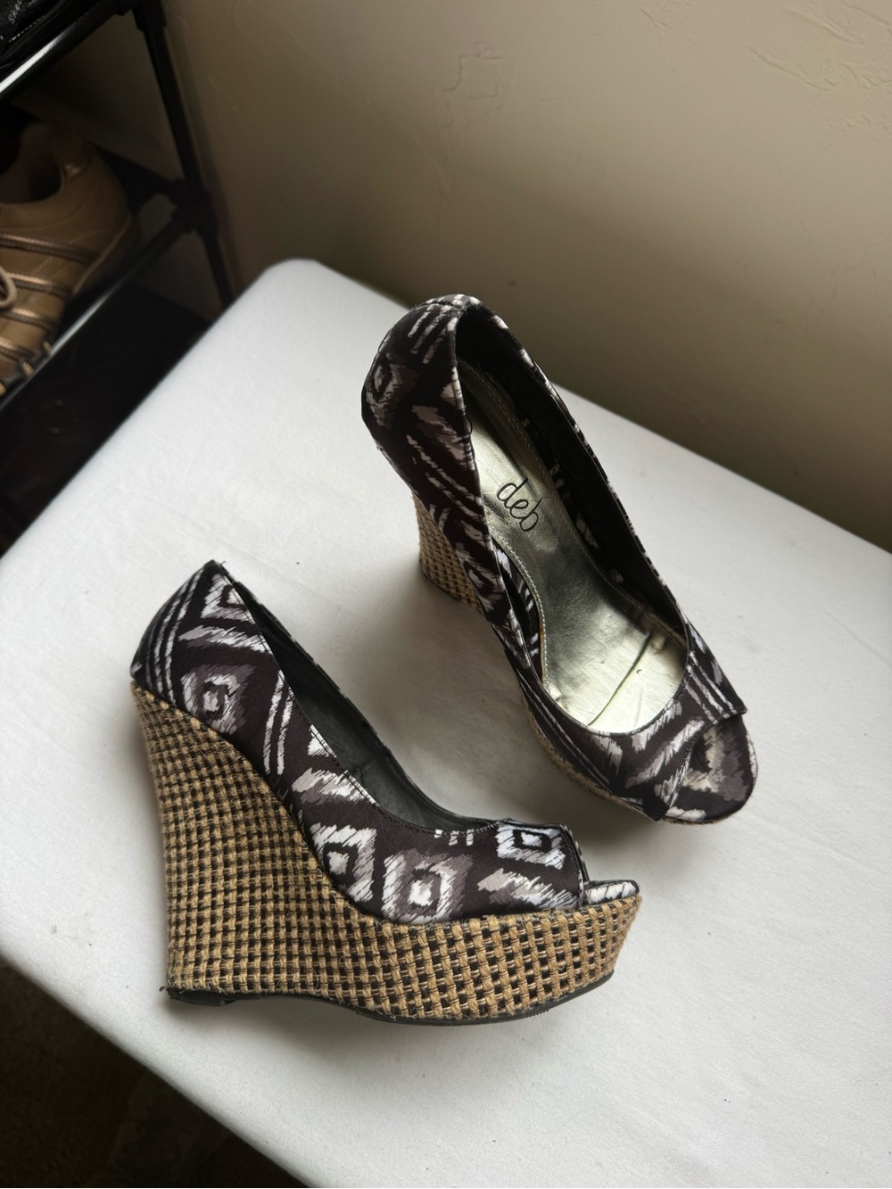 Y2K 2000s Deb  Tribal print wedge heels with woven platform detail 🤎 Size 6